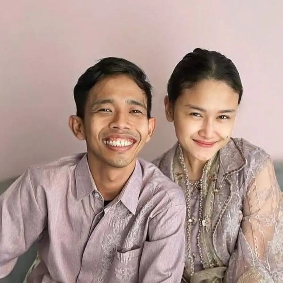 Dede Sunandar dan istrinya, Karen dalam media sosial miliknya. Foto: dok instagram karen hertatum
