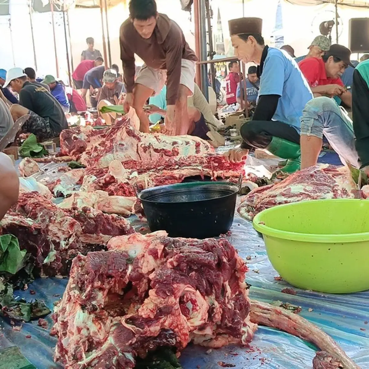 Proses pemotongan daging kurban di kompleks Masjid Moetiah Blora, Jawa Tengah, Sabtu (7/6/2025)(KOMPAS.COM/ARIA RUSTA YULI PRADANA)