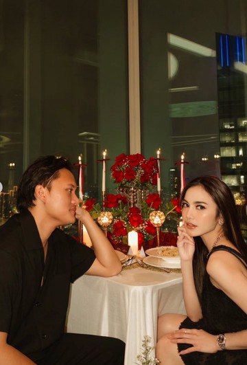 Kemesraan Mahalini dan Rizky Febian Rayakan Dua Tahun Pernikahan dengan Dinner Romantis Serba Hitam