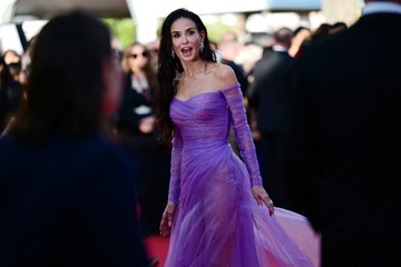 Pesona Elegan Demi Moore di Cannes 2026: Padukan Gaun Transparan Gucci dengan Sentuhan Nostalgia