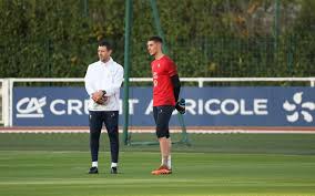 Robin Risser, ici avec Franck Raviot l'entraîneur des gardiens des Bleus.

PHOTO LE PARISIEN / ARNAUD JOURNOIS