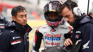 Manajer Tim Honda Team Asia Hiroshi Aoyama (kiri) saat mendampingi Veda Ega. (Honda Team Asia)