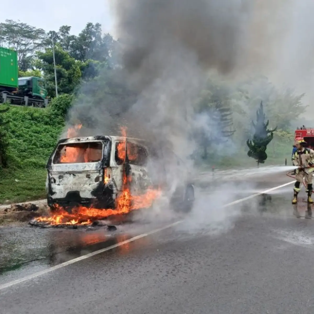 Kendaraan Toyota yang terbakar di Tol Cipularang KM 88.800 arah Jakarta menuju Bandung, Sabtu (16/5).(MI/Reza Sunarya)