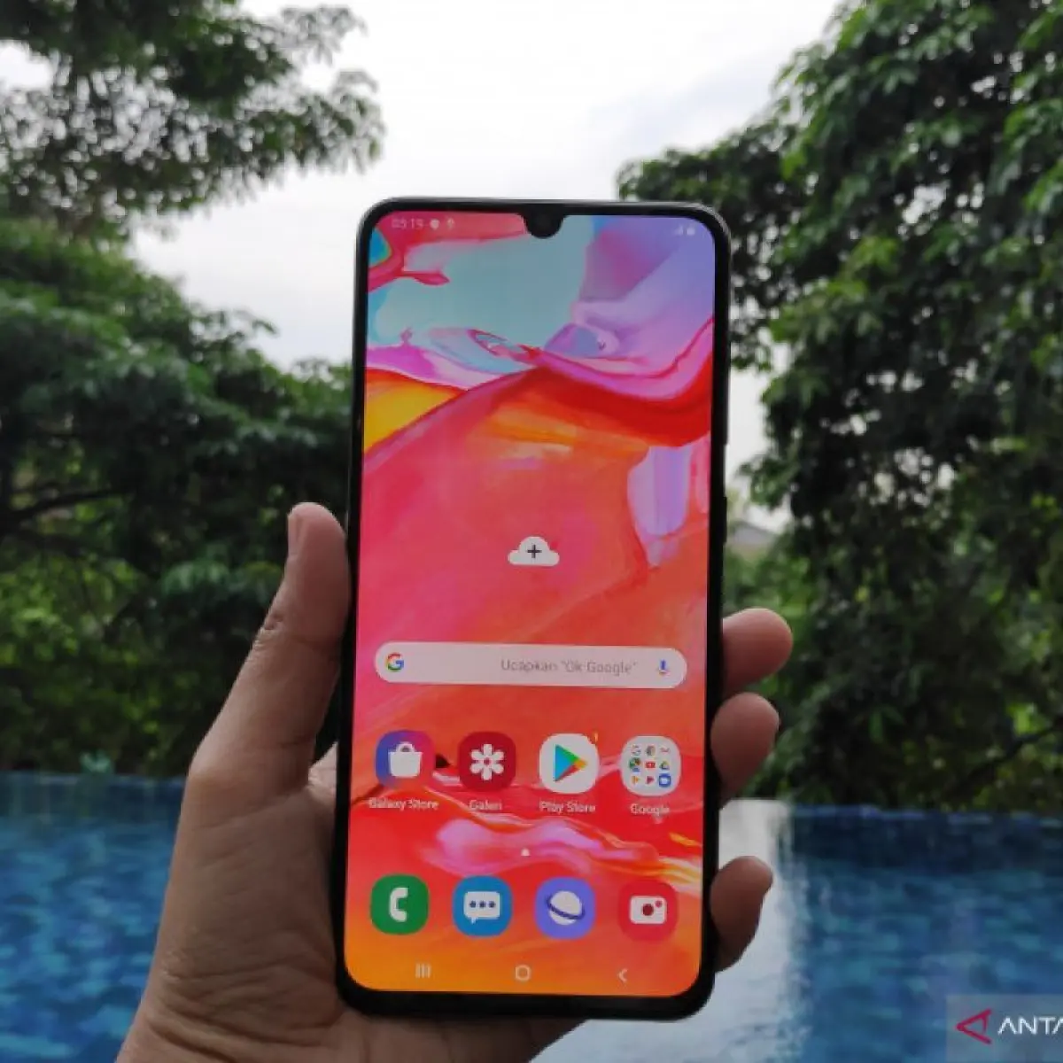 tangan memegang smartphone layar sentuh besar baterai awet (Foto: Antaranews)