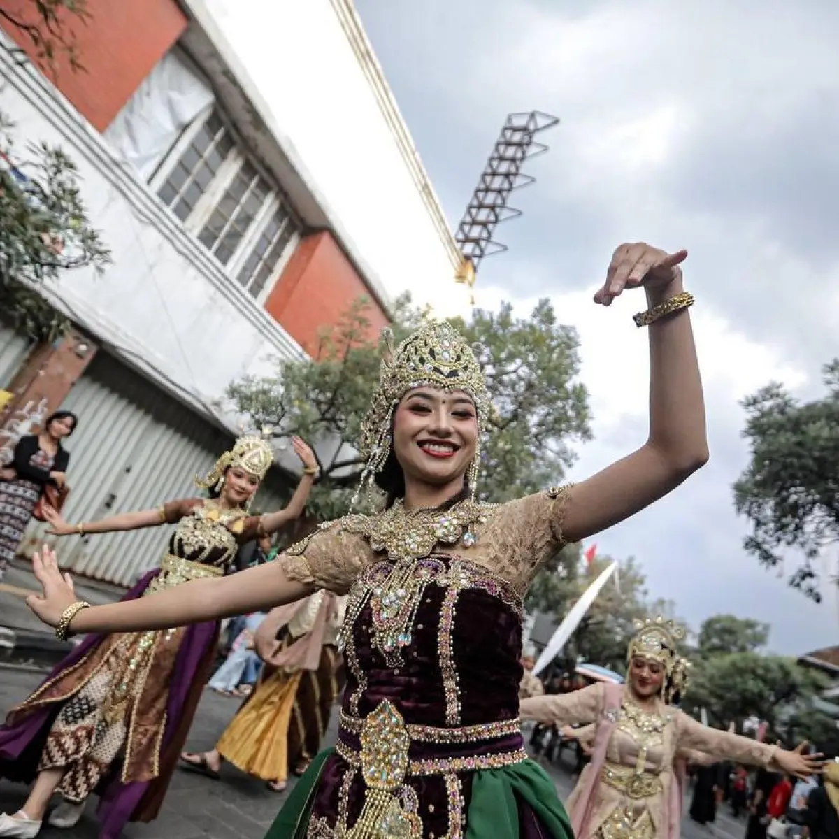 Kemeriahan Puncak Milangkala Tatar Sunda: Kirab Budaya Bawa Mahkota Sakral di Bandung