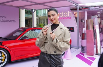 Foto Amna Al Qubaisi saat ditemui Wolipop saat acara Wardah Lip Paddock, Own Your Finish (14/5/2026). Foto: Dok. Wardah.