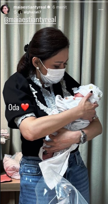 Pesona Klasik Maia Estianty: Detail Gaya Kasual Elegan Saat Menggendong Cucu Tercinta