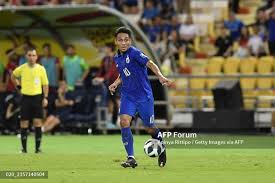 Aksi penyerang Timnas Thailand, Teerasil Dangda, dalam pertandingan melawan Timnas Singapura di Kualifikasi Piala Dunia 2026.