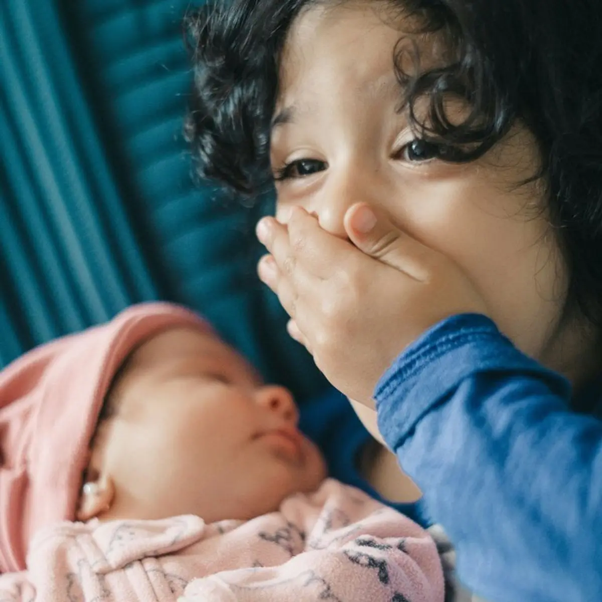 Sibling rivalry lebih sering dialami antara saudara kandung yang jarak usianya lebih dekat. (Foto: Ilustrasi/Dok. Unsplash.com)