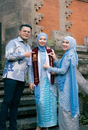 Gaya Anggun Irish Bella Kenakan Kebaya Biru Muda saat Hadiri Wisuda Putri Sambung, Banjir Pujian