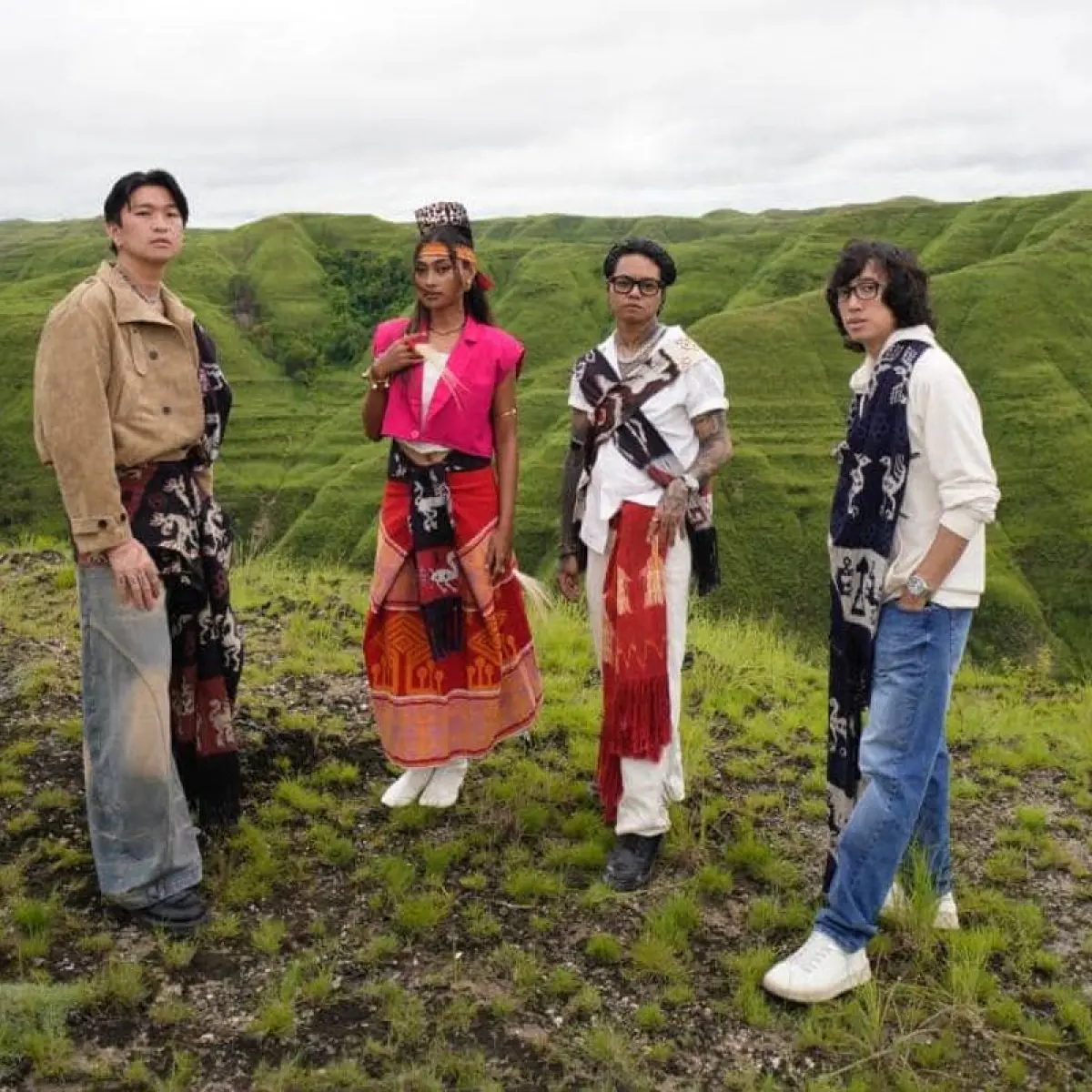 Weird Genius Rilis 'Your Side', Kolaborasi Eksploratif dengan Novia Bachmid dan Musik Tradisional Sumba