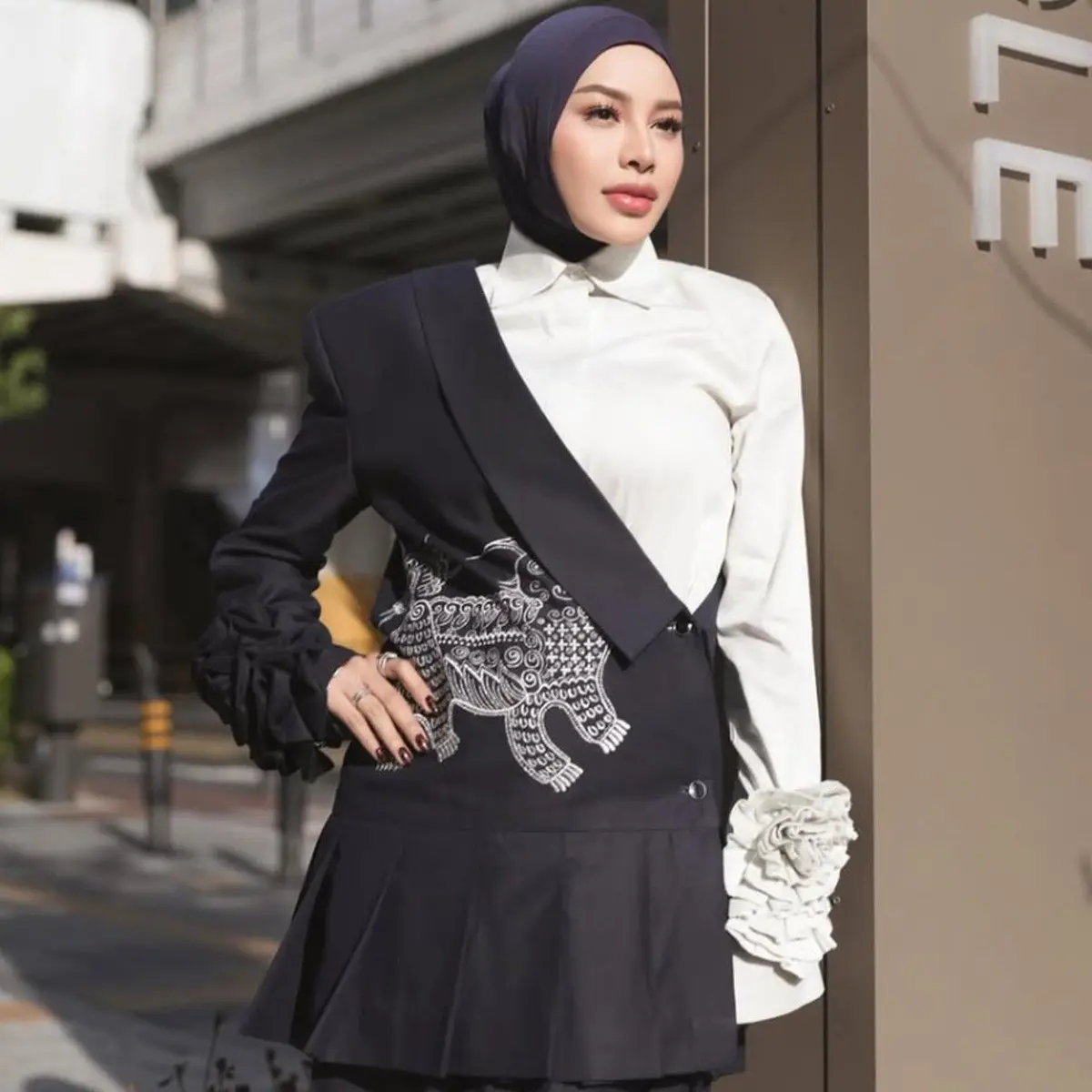 Kolaborasi Gaya Modern dan Tradisional: Aurel-Atta Tampil Memukau dengan Batik di Korea Selatan