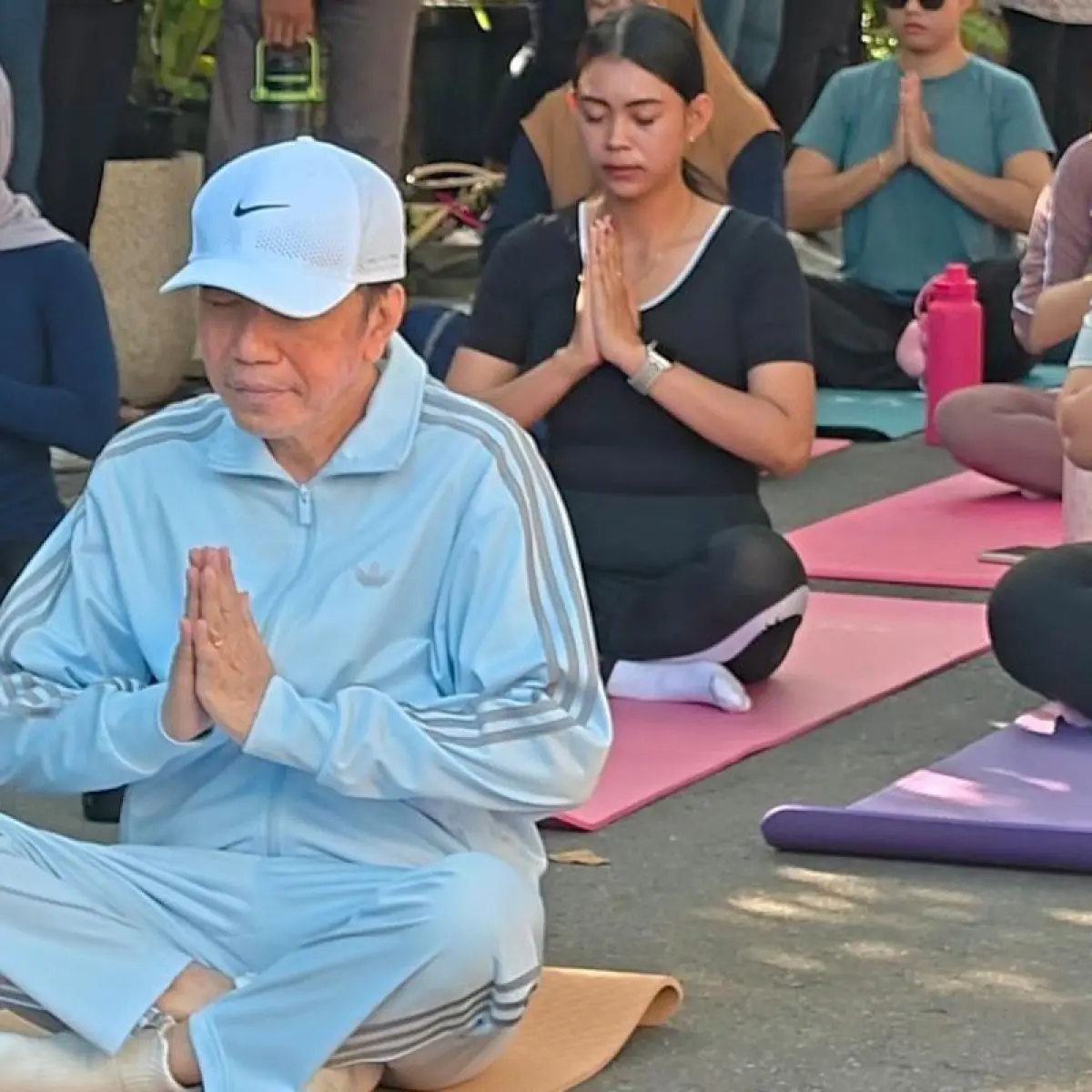 Presiden ke-7 RI, Jokowi melakukan olahraga yoga di depan rumahnya di Gang Kutai No. 1, Sumber, Solo, Minggu (17/5/2026)((Dok Istimewa))