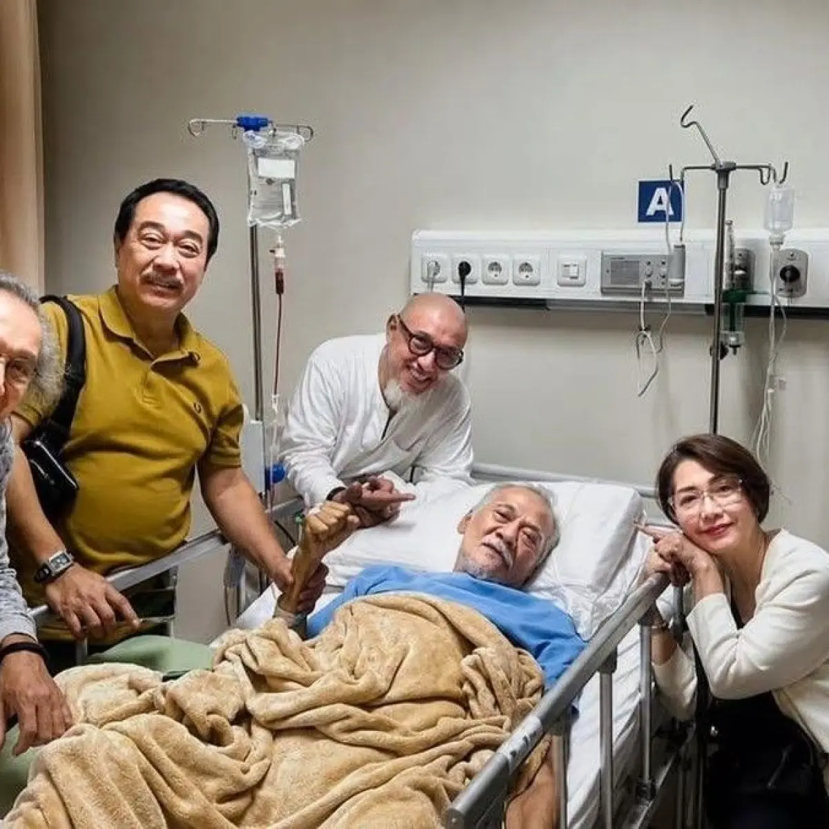 Tio Pakusadewo menjalani perawatan di rumah sakit. Foto: dok instagram Agus Wibowo
