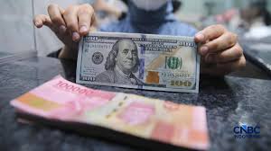 Foto: Warga melakukan penukaran mata uang rupiah ke dolar AS di Money Changer Valuta Artha Mas, Jakarta, Rabu (6/5/2026). (CNBC Indonesia/Faisal Rahman)