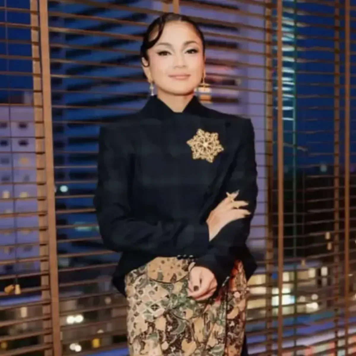 aktris jerman sandra huller berpose elegan dalam balutan busana hitam mewah (Foto: Poskota)