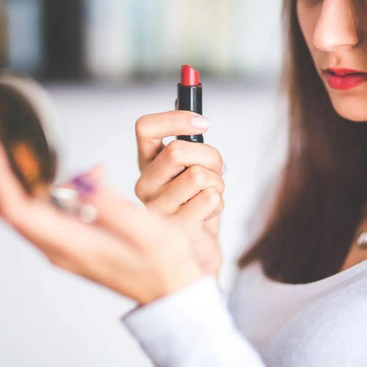 Ilustrasi lipstik. Lipstick effect menggambarkan kebiasaan membeli barang kecil seperti makeup atau skincare untuk memperbaiki suasana hati.(PEXELS/KABOOMPICS.COM)