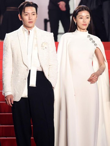 Pesona Elegan Bintang 'Colony' di Karpet Merah Cannes, Jun Ji Hyun Curi Perhatian dengan Gaun Putih