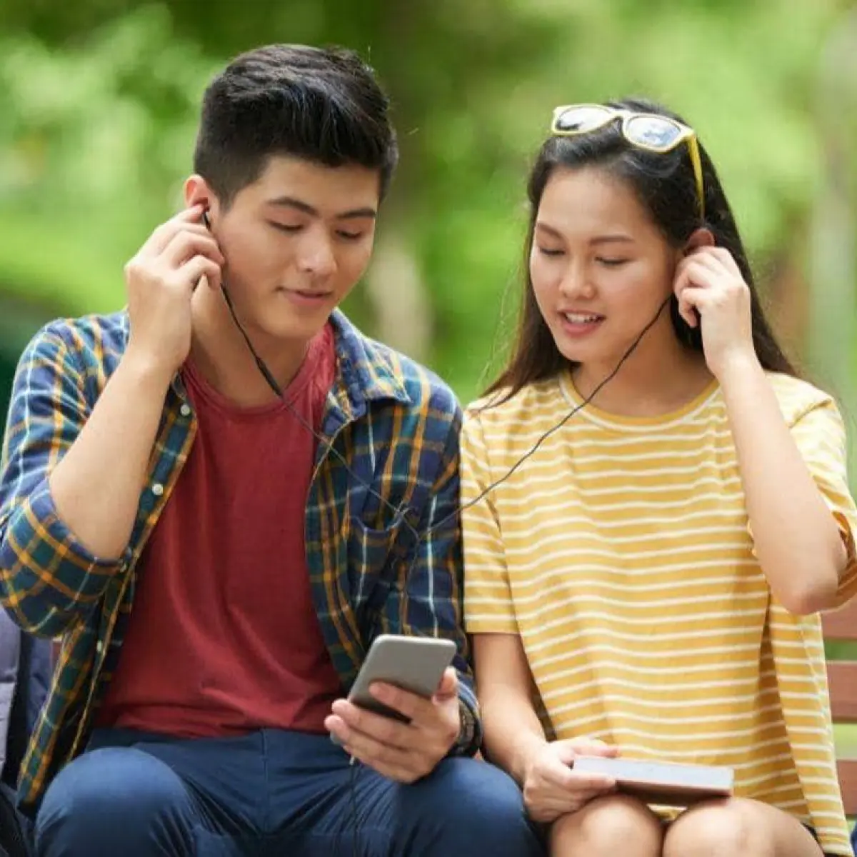 Melodi Hati yang Terpendam: Deretan Lagu Ikonik Tentang Cinta Rahasia dan Pengagum Misterius