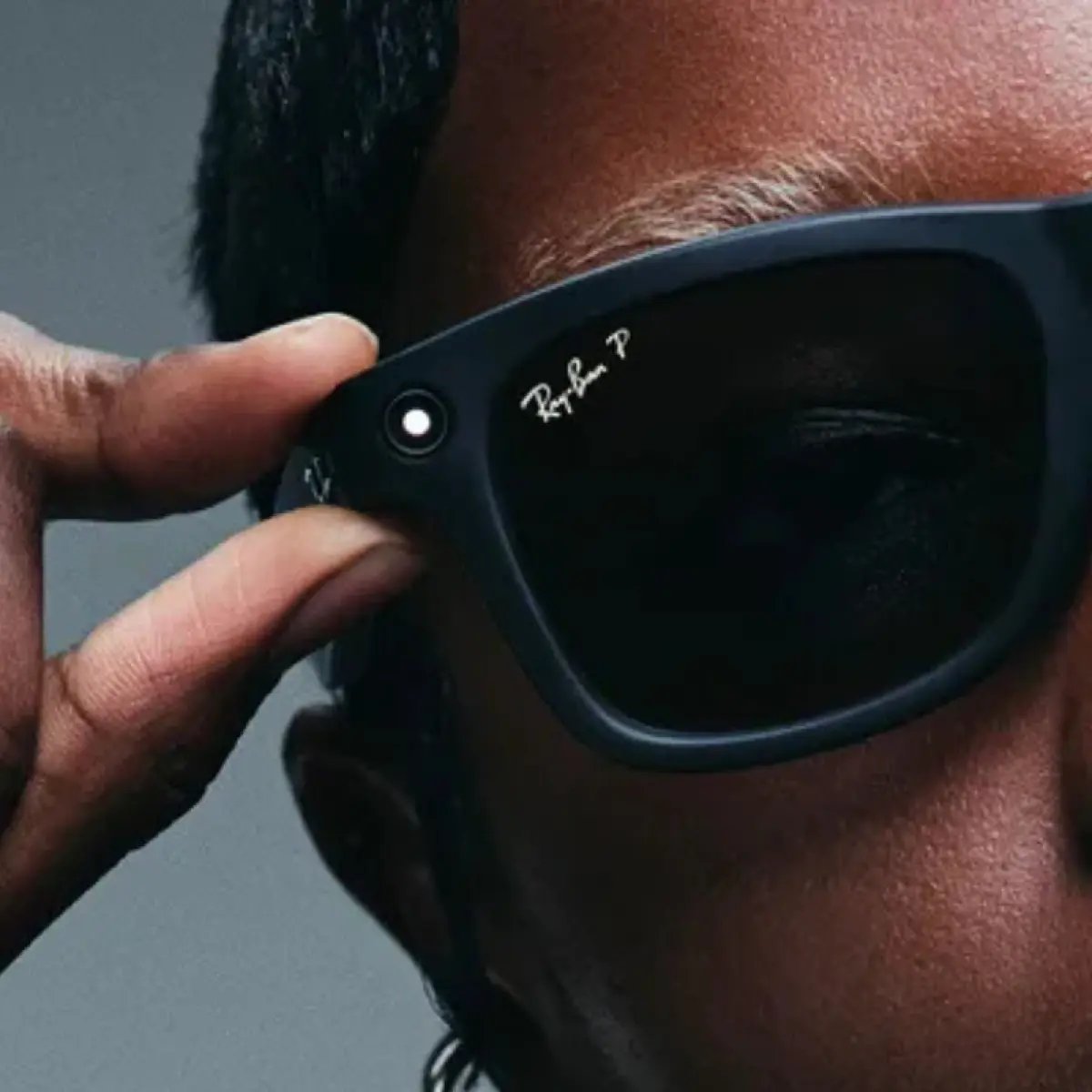 Kacamata pintar Meta Ray-Ban. Penjualan smart glasses Meta dilaporkan melonjak tajam sepanjang 2025 hingga menembus lebih dari tujuh juta unit.()