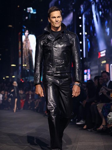 Tom Brady berjalan di atas panggung peragaan busana GucciCore pada 16 Mei 2026 di New York City. Foto: Getty Images/Taylor Hill