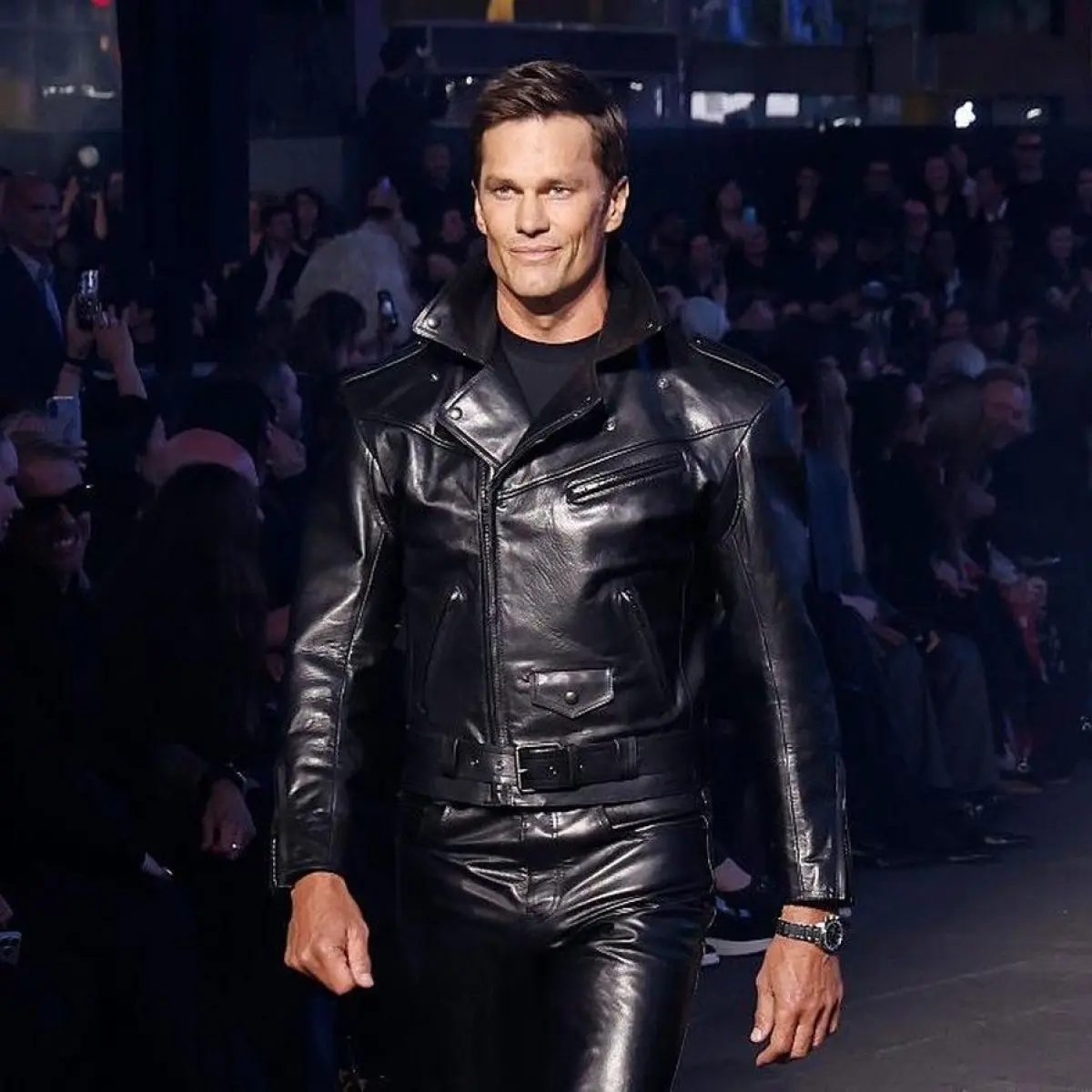 Tom Brady berjalan di atas panggung peragaan busana GucciCore pada 16 Mei 2026 di New York City. Foto: Getty Images/Taylor Hill