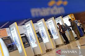 Customers use automated teller machines (ATMs) in Jakarta. /ANTARA FOTO/M Risyal Hidayat/ama/aa.