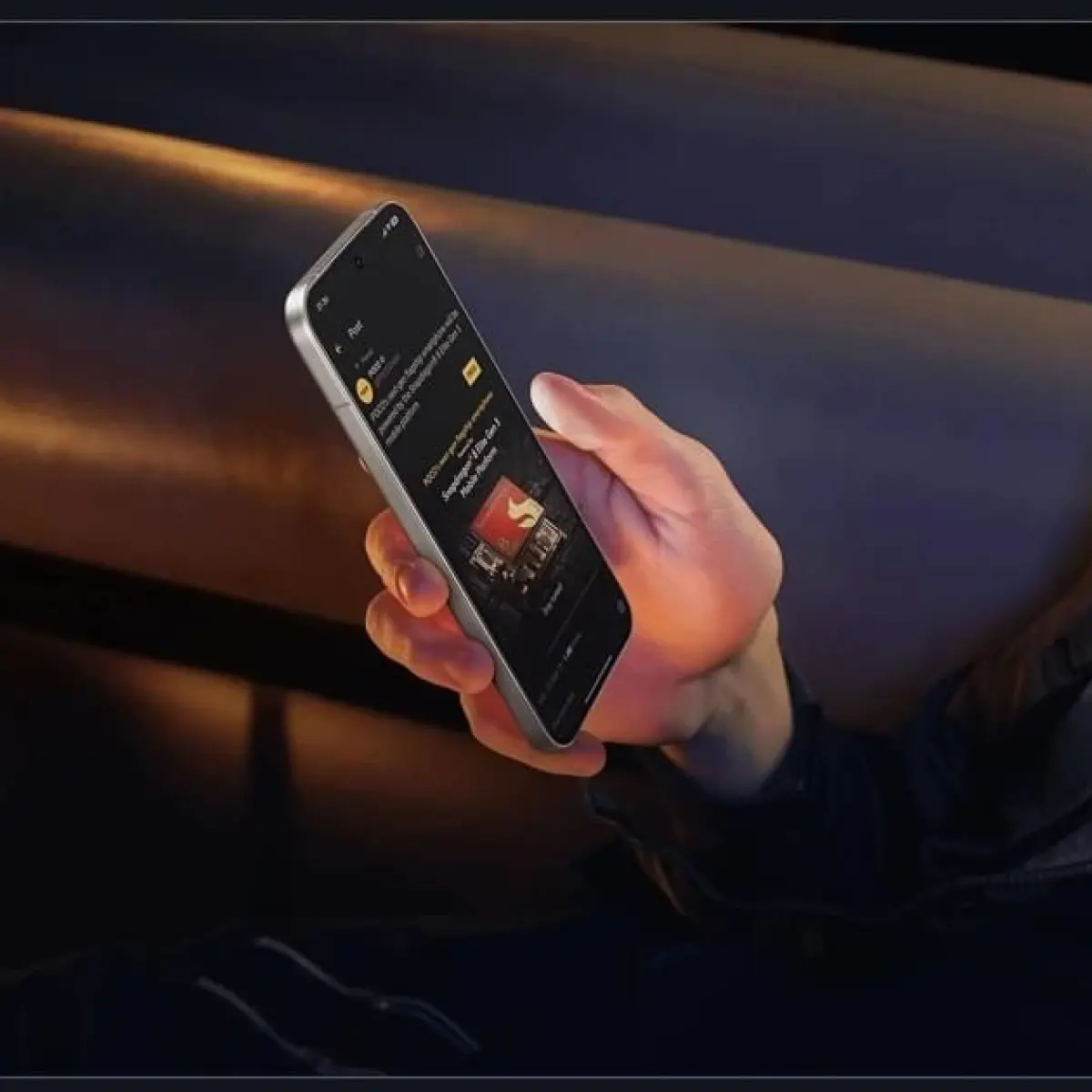 close-up tangan memegang smartphone menampilkan skor benchmark di layar (Foto: Shopify)