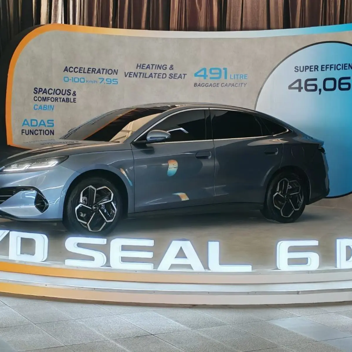 BYD Seal 6 DM hadir sebagai showcase dalam peluncuran teknologi DM oleh BYD Indonesia di Jakarta, Senin (18/5/2026)(KOMPAS.com/Ruly Kurniawan)