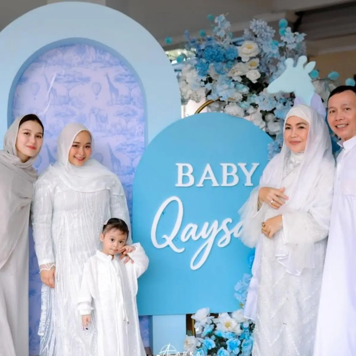 Keluarga Ayu Ting Ting kompak kenakan busana bernuansa putih di acara tasyakuran aqiqah baby Qaysar, anak kedua Syifa. Terlihat kedua orangtua Ayu, Umi Kalsum dan Abdul Rozak turut hadir di acara cucunya tersebut. Foto: Instagram/@syifaasyifaaa