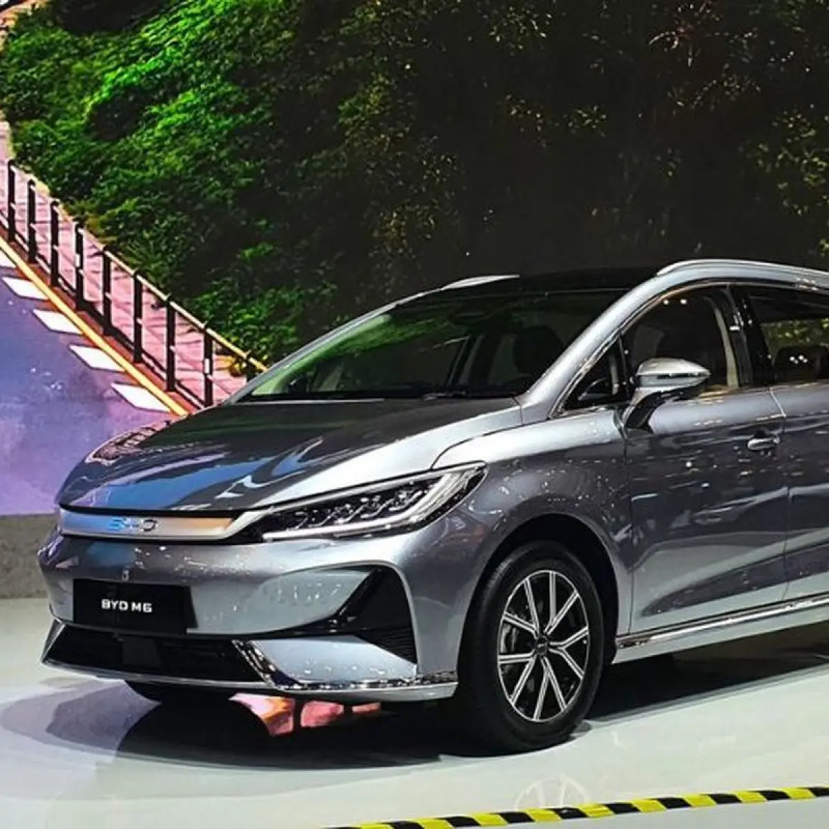 Sebagai MPV listrik pertama yang dipasarkan di Tanah Air, BYD M6 hadir dengan desain sederhana khas bahasa desain ?Dragon Face? yang juga digunakan pada model BYD lain. Namun, daya tarik utamanya justru terasa ketika masuk ke dalam kabin. (BYD M6 GIIAS 20