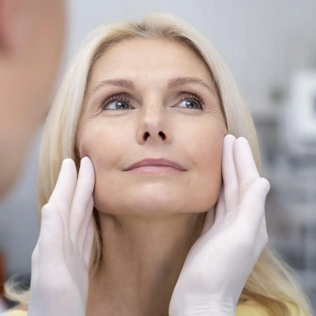 tangan menuangkan cairan serum wajah botol kecil close-up (Foto: Plasthetic)