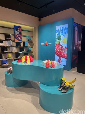 Koleksi sandal jelly vegan kolaborasi Melissa x GANNI di Plaza Senayan, Jakarta. Foto: Gresnia/Wolipop.