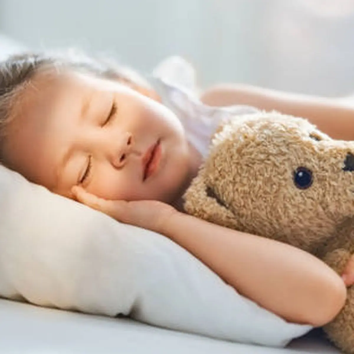 Ilustrasi anak tidur. Dokter anak mengingatkan cuaca panas ekstrem dan penggunaan AC terlalu lama bisa membuat anak lebih mudah mengalami dehidrasi tanpa disadari.(iStockphoto/Choreograph)
