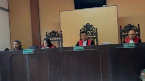 Sidang gugatan Ijazah Presiden ke-7 RI Joko Widodo di PN Surakarta dipimpin oleh Ketua Majelis Hakim Bayu Soho Rahardjo, didampingi Hakim Anggota Dian Ardianto dan Ledis Meriana Bakara, dengan agenda pemanggilan kedua bagi pihak turut tergugat 2, Selasa 19 Mei 2026. (Foto: RRI/Mulato Ishaan)