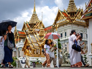 Ilustrasi wisatawan di Thailand. (REUTERS/Athit Perawongmetha)