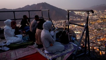 Lokasi yang berada di Kota Suci Makkah itu ramai dikunjungi jamaah dari berbagai negara yang ingin menapaki jejak sejarah turunnya wahyu pertama kepada Nabi Muhammad SAW di Gua Hira. REUTERS/Ibraheem Abu Mustafa