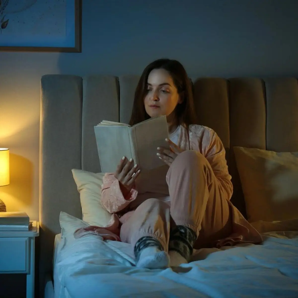 orang melihat layar smartphone di kamar gelap (Foto: Optikmelawai)