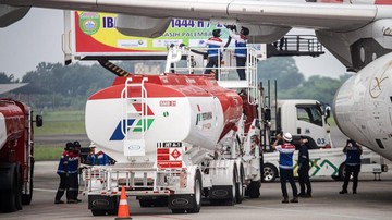 Maskapai penerbangan mengalami tekanan karena harga avtur yang terus naik imbas kondisi geopolitik global. Foto: Antara Foto/Nova Wahyudi