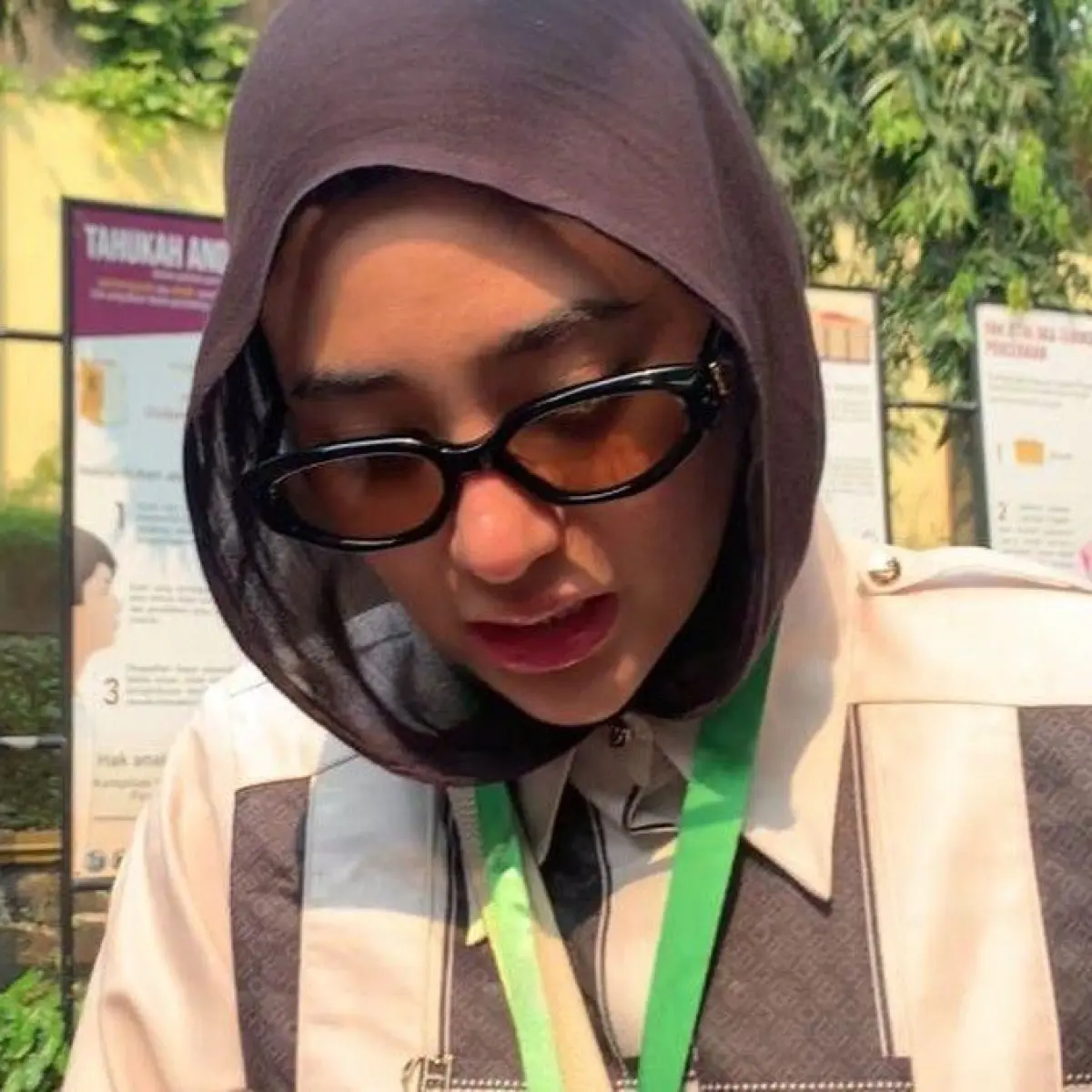 Clara Shinta memohon doa usai menjalani mediasi cerai. Foto: Febryantino/detikcom