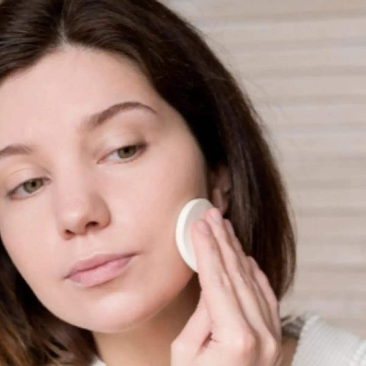 Ilustrasi wanita memakai bedak mengandung Salicylic Acid. (Magnific)