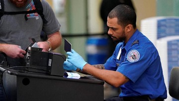 Petugas TSA di Bandara Reagan, Washington, AS (Foto: REUTERS/Joshua Roberts)