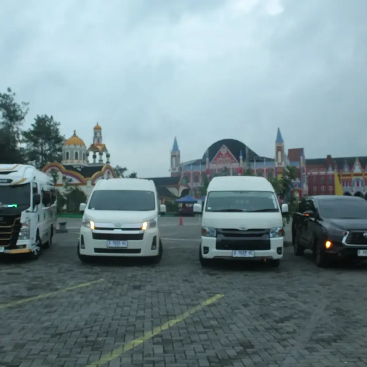 mobil hatchback putih parkir di area perkotaan (Foto: Trikemtrans)