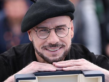 Mengapa John Travolta Tampil 'Klasik' dengan Topi Baret di Premier Film Terbarunya?