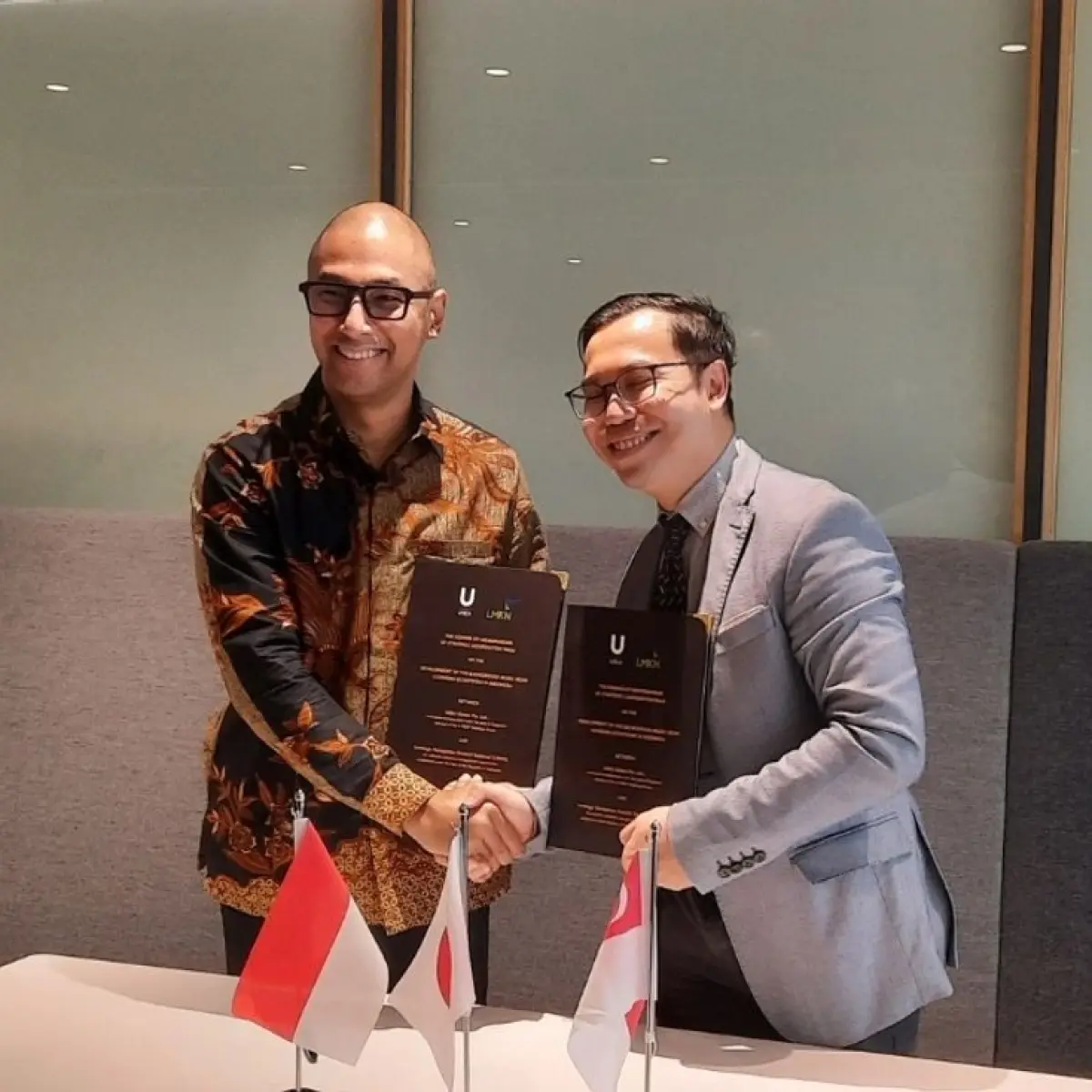 Ketua LMKN Pemilik Hak Terkait, Marcell Siahaan (kiri) saat menandatangani MoU dengan USEA di Tokyo, Jepang, Jumat (22/5).(MI/Basuki Eka Purnama)