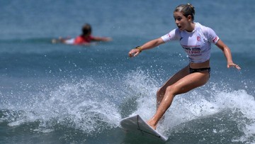 Surfing di pantai Kuta (Antara Foto/Fikri Yusuf)