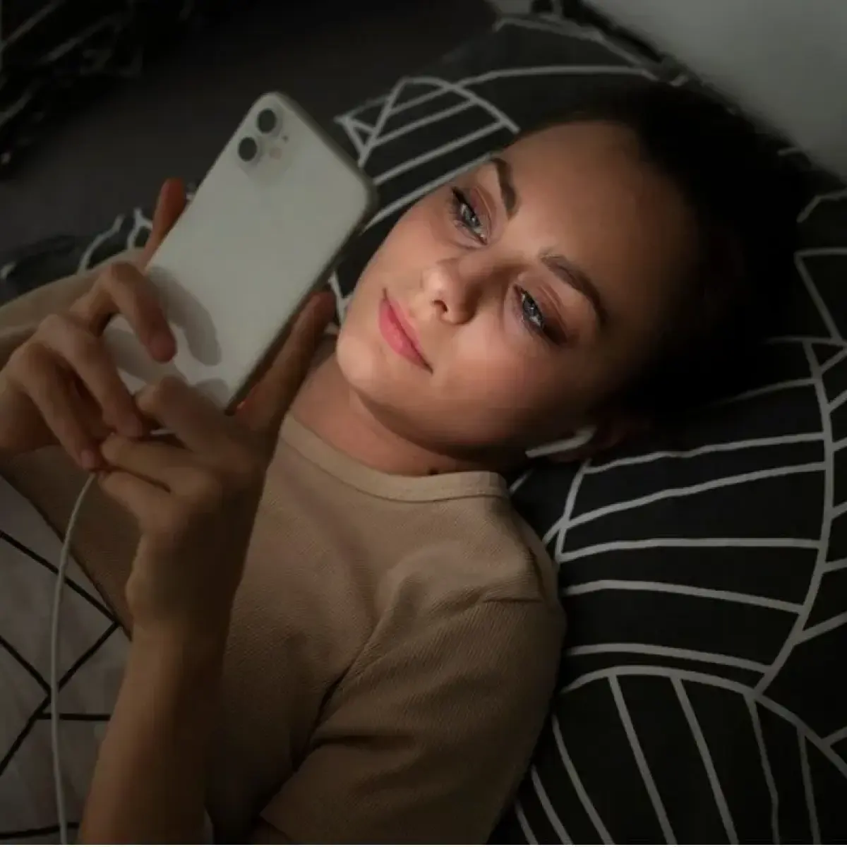 wanita muda mengecek layar smartphone serius kamar tidur (Foto: Sidomunculstore)