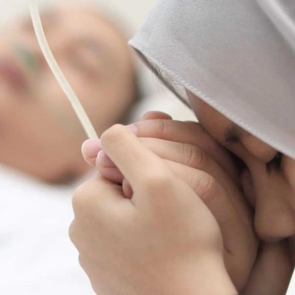 Ilustrasi mendoakan orang sakit mohon kesembuhan. Foto: Getty Images/iStockphoto/airdone