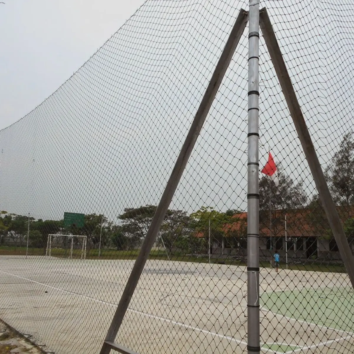 suasana lapangan kosong berpagar besi (Foto: 4)