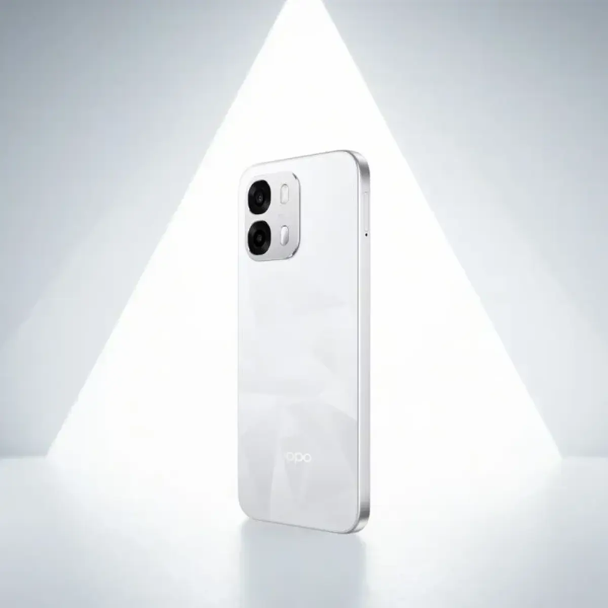 close-up tangan memegang smartphone oppo kamera besar (Foto: Antaranews)